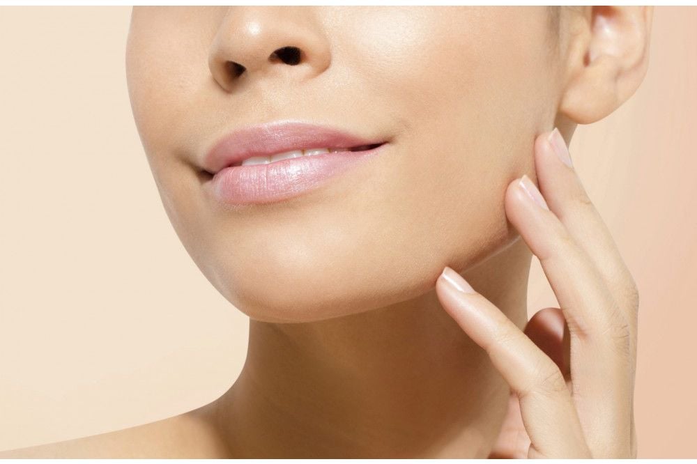 Aliments bons pour la peau disposés sur une table