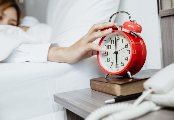 Toujours réveillée à la même heure la nuit ? Voici ce que votre corps essaie peut-être de vous dire