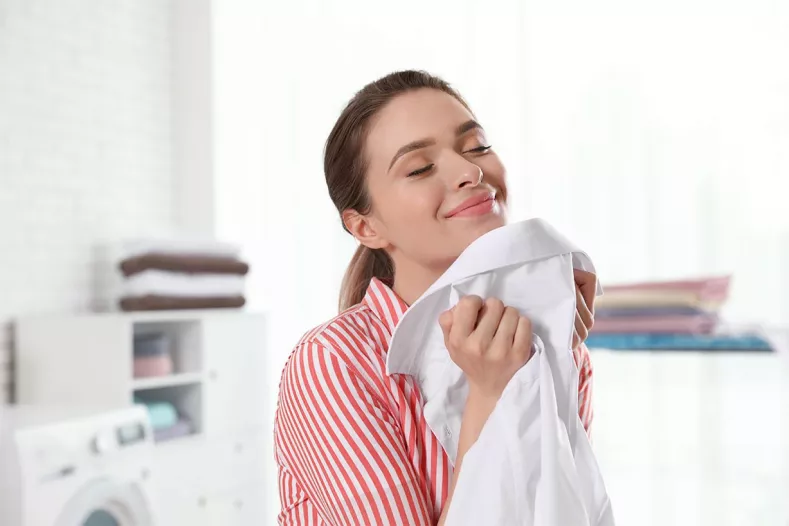 Sel, bicarbonate et laurier : trois alliés naturels pour un linge qui sent bon sans artifices