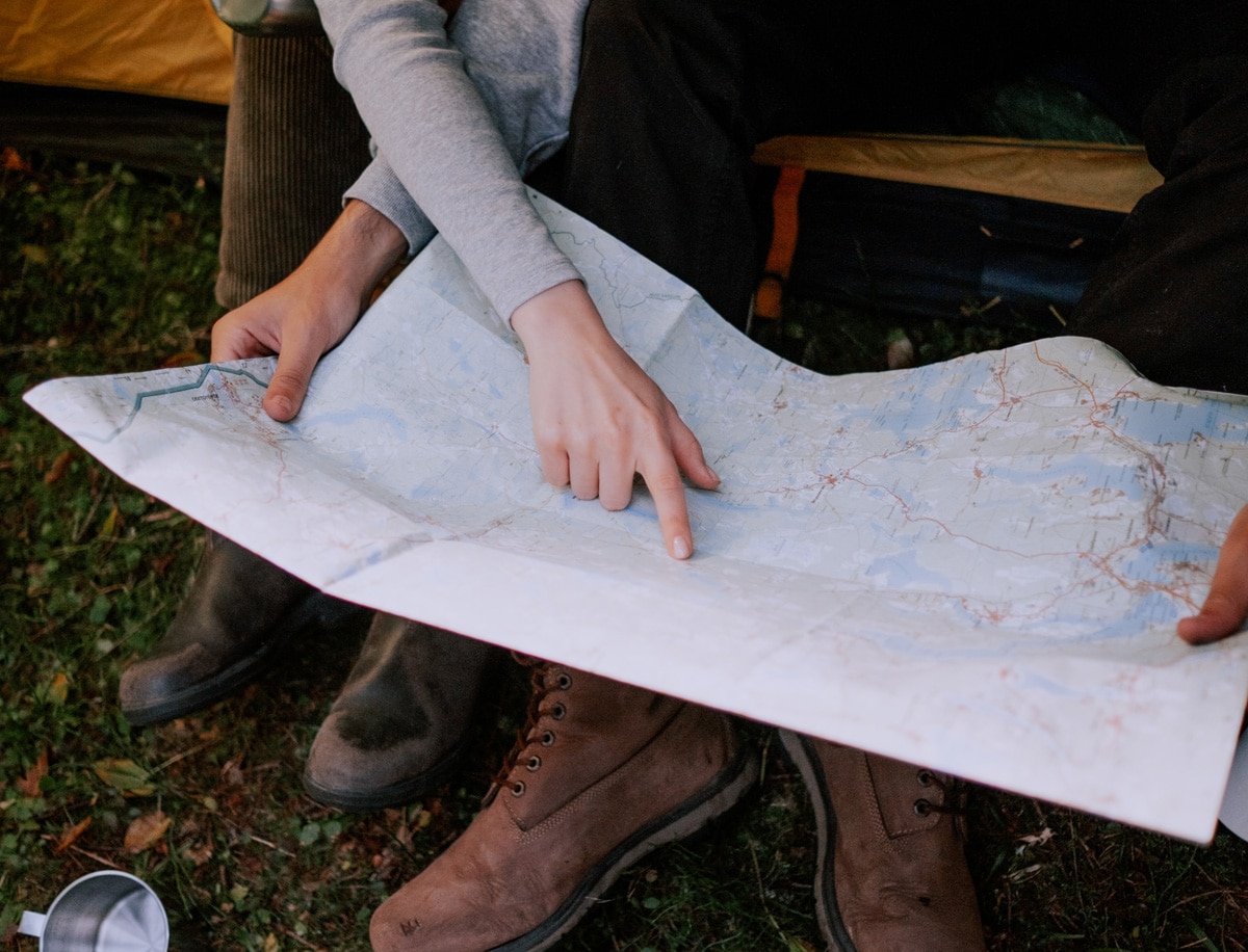 Une carte routière papier dépliée, avec un trajet surligné au marqueur.