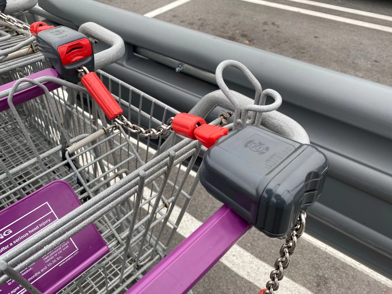 Caddie bloqué sans monnaie ? La solution surprenante qui se cache dans votre poche
