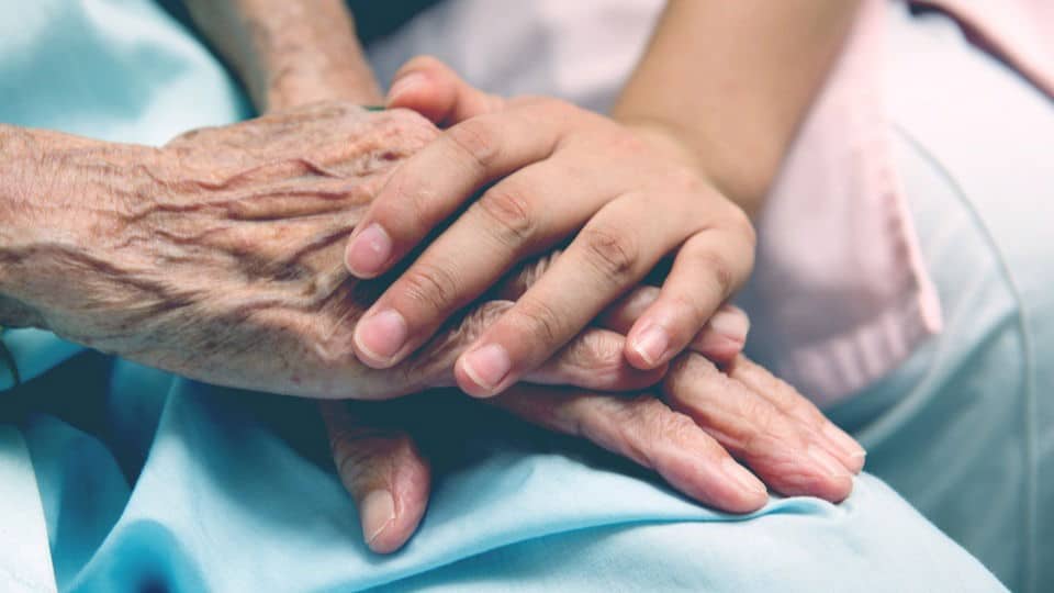 Adieu à un être cher : le geste d’amour que certains médecins recommandent d’éviter