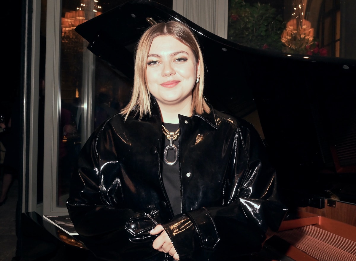 Louane : la robe à l’encolure idéale qui magnifie ses épaules et fait sensation