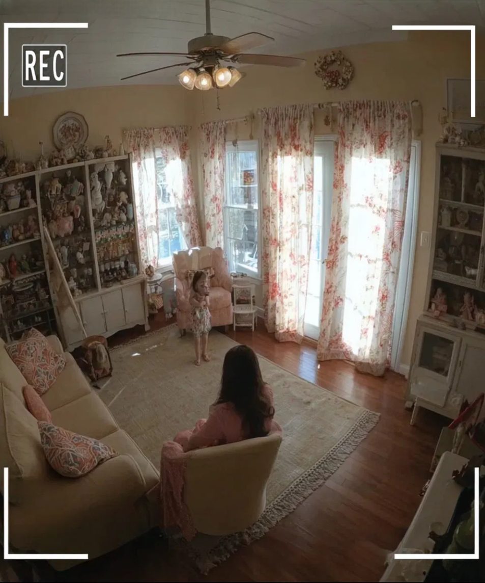 Mère regardant une vidéo sur son téléphone avec effroi