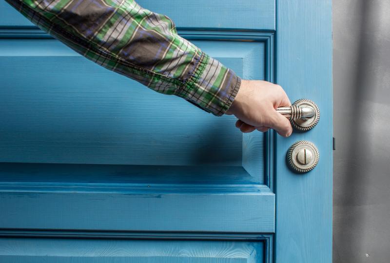 Un père milliardaire fleurissait chaque samedi la tombe de ses filles disparues — jusqu'à ce qu'une petite fille démunie lui glisse en désignant les pierres tombales : « Monsieur… ce sont mes voisines. »