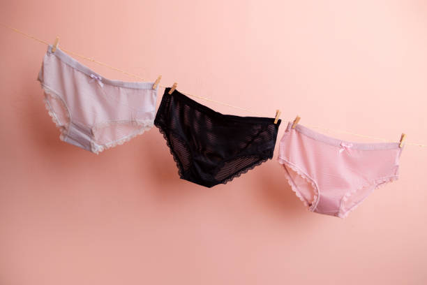 Deux femmes riant devant un étendoir à linge original
