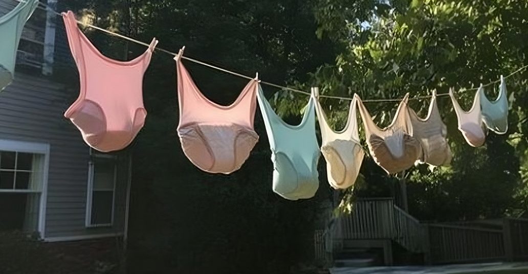 Étendoir à linge coloré avec sous-vêtements apparents