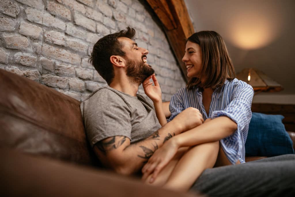 Comment repérer les signes discrets d’un homme vraiment amoureux