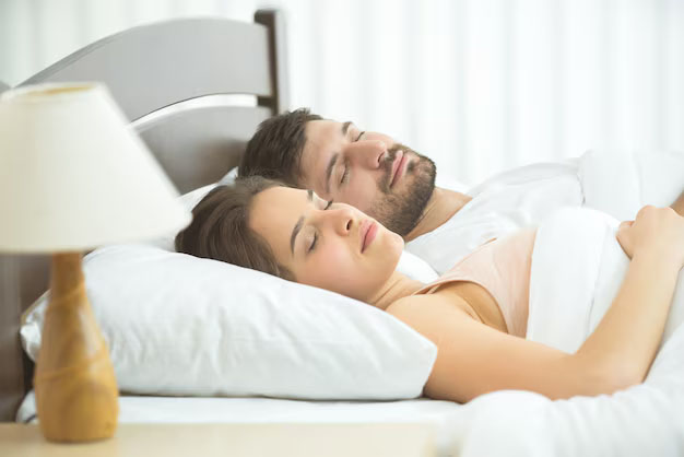 Couple dormant enlacé