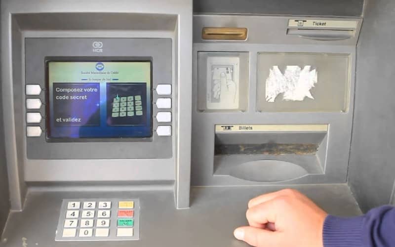 Fini la carte oubliée : comment retirer de l’argent à un distributeur sans elle, en toute légalité