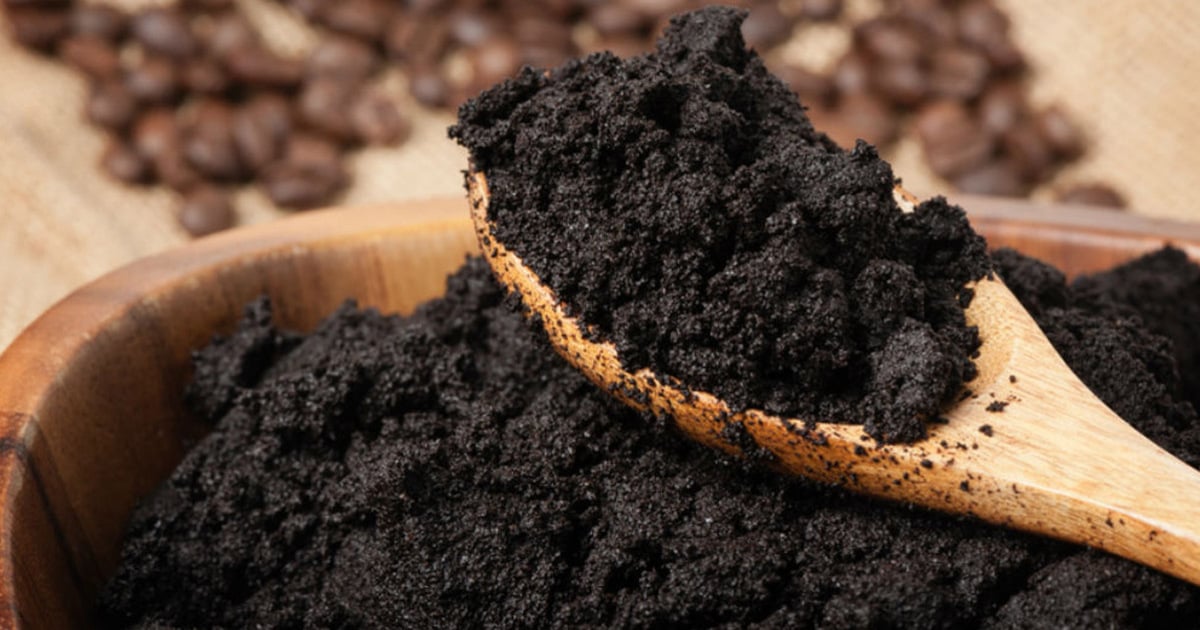 Photo de marc de café dans une tasse et sur une cuillère