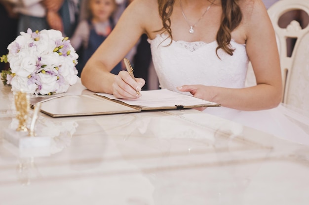 Ses larmes de mariée cachaient un secret : elle épousait un inconnu pour sauver les siens