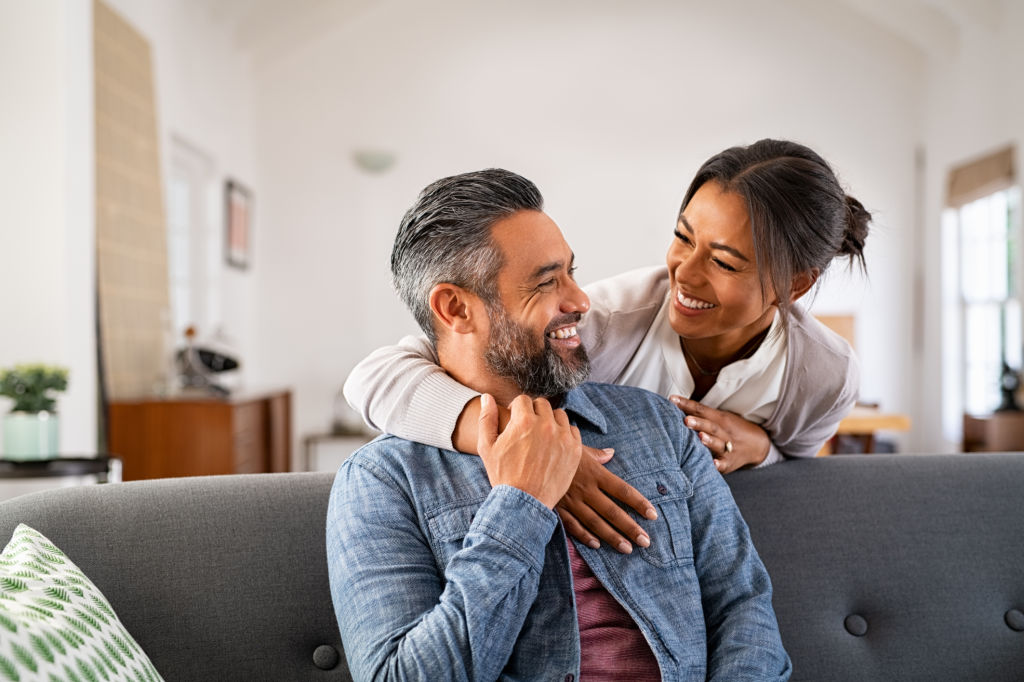 Couple d'âge mûr partageant un fou rire