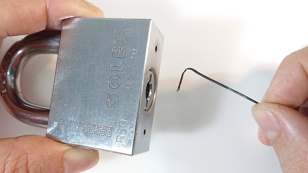 Le secret bien gardé du cadenas : à quoi sert vraiment ce petit orifice sous la base ?