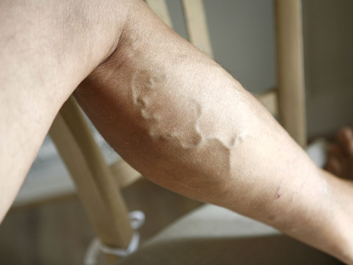 Femme souriante faisant des étirements pour les jambes