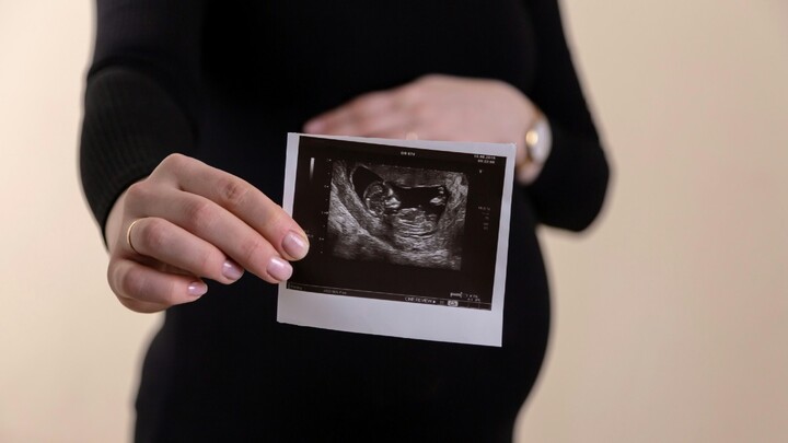 Femme enceinte tenant son ventre