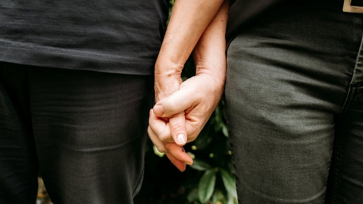 Couple d'âge mûr en discussion, ambiance tendue