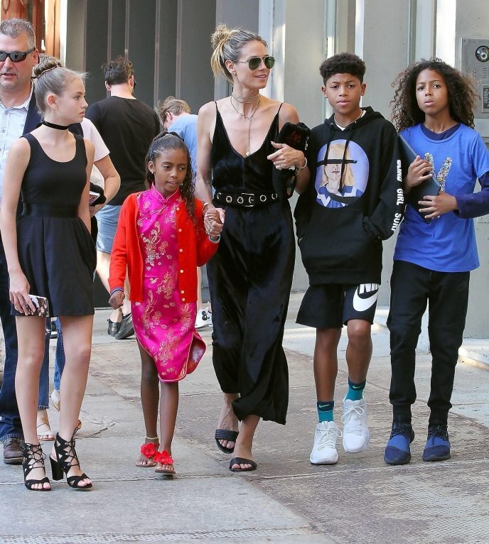 Portrait rapproché mettant en lumière les traits familiaux.