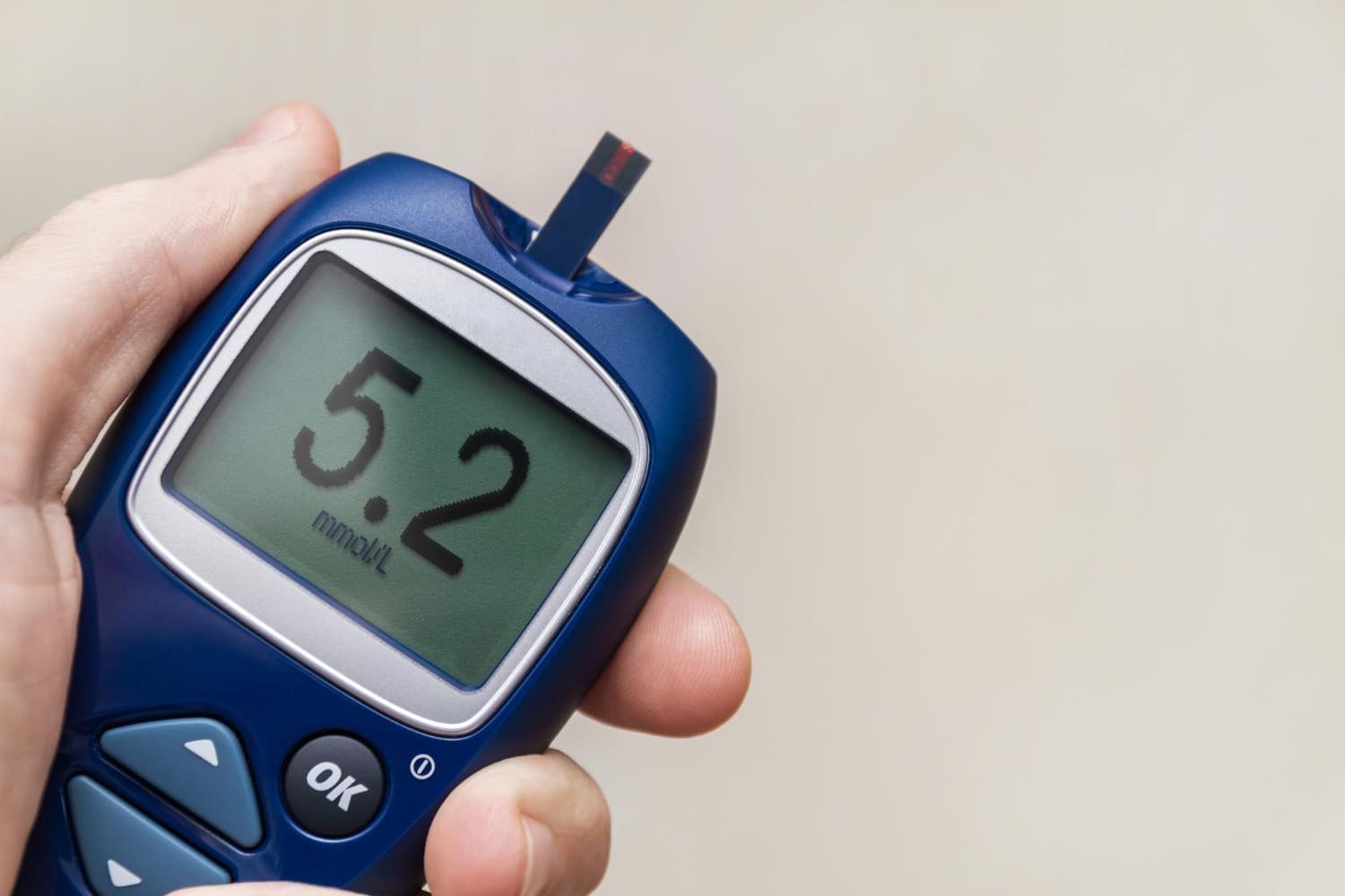 Personne mesurant son taux de glucose sanguin