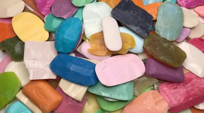 Sachet de restes de savon suspendu dans des toilettes