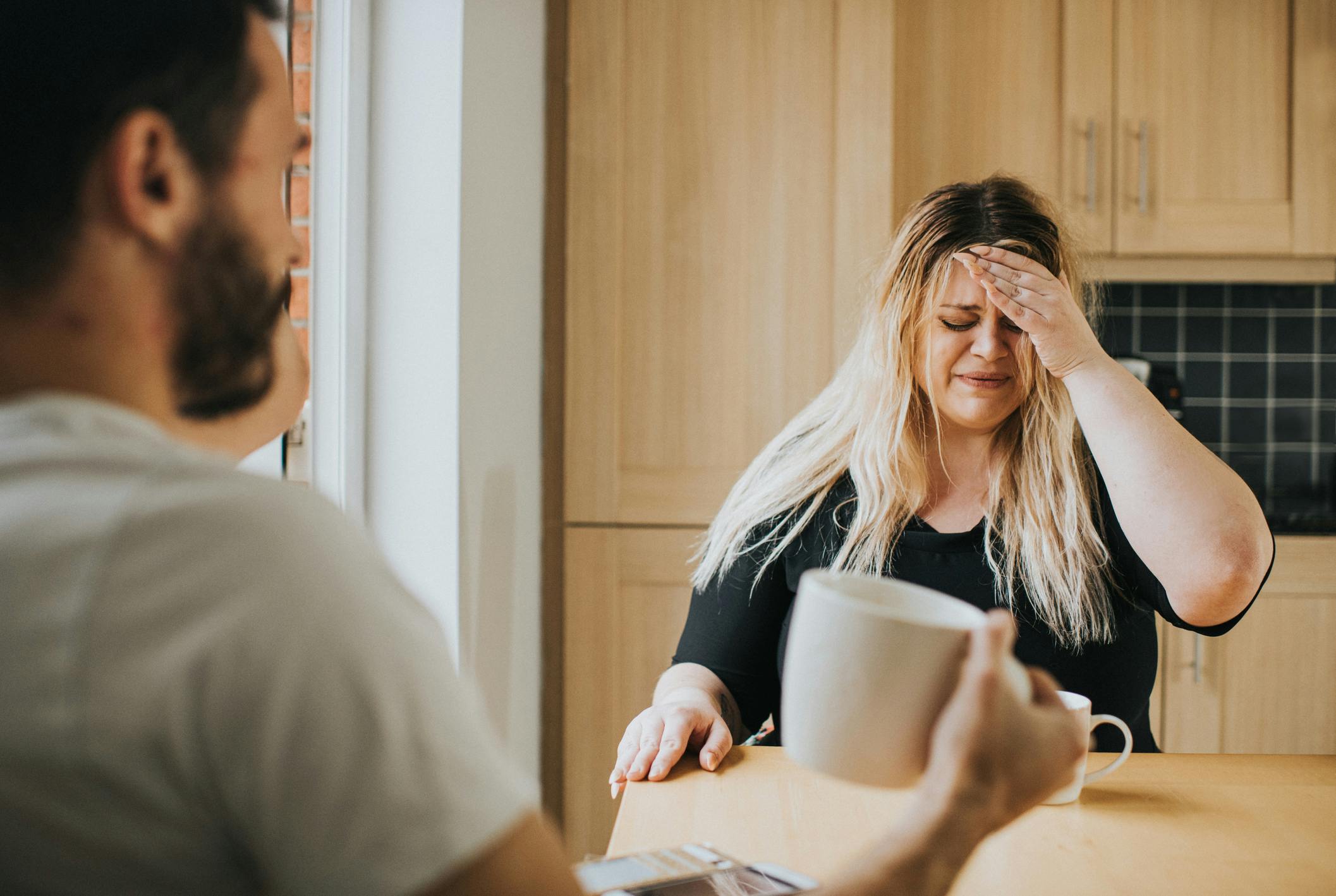 Les 12 comportements qui trahissent un désintérêt amoureux chez un homme