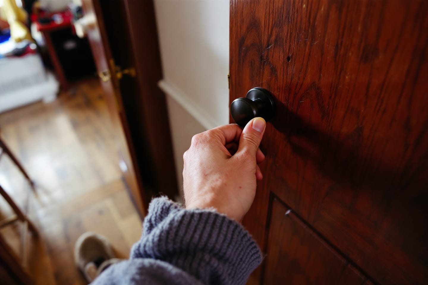 Porte de chambre fermée dans une ambiance calme et tamisée
