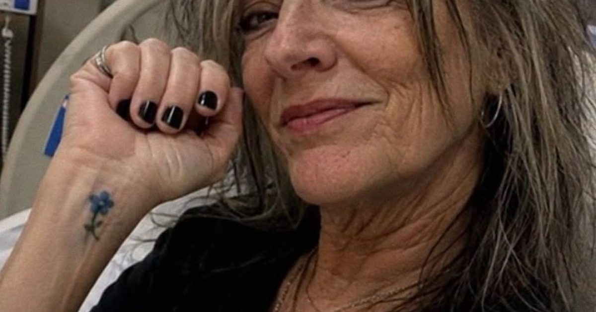 Ce tatouage sur le poignet de sa mère cachait un secret d'adoption vieux de trente ans