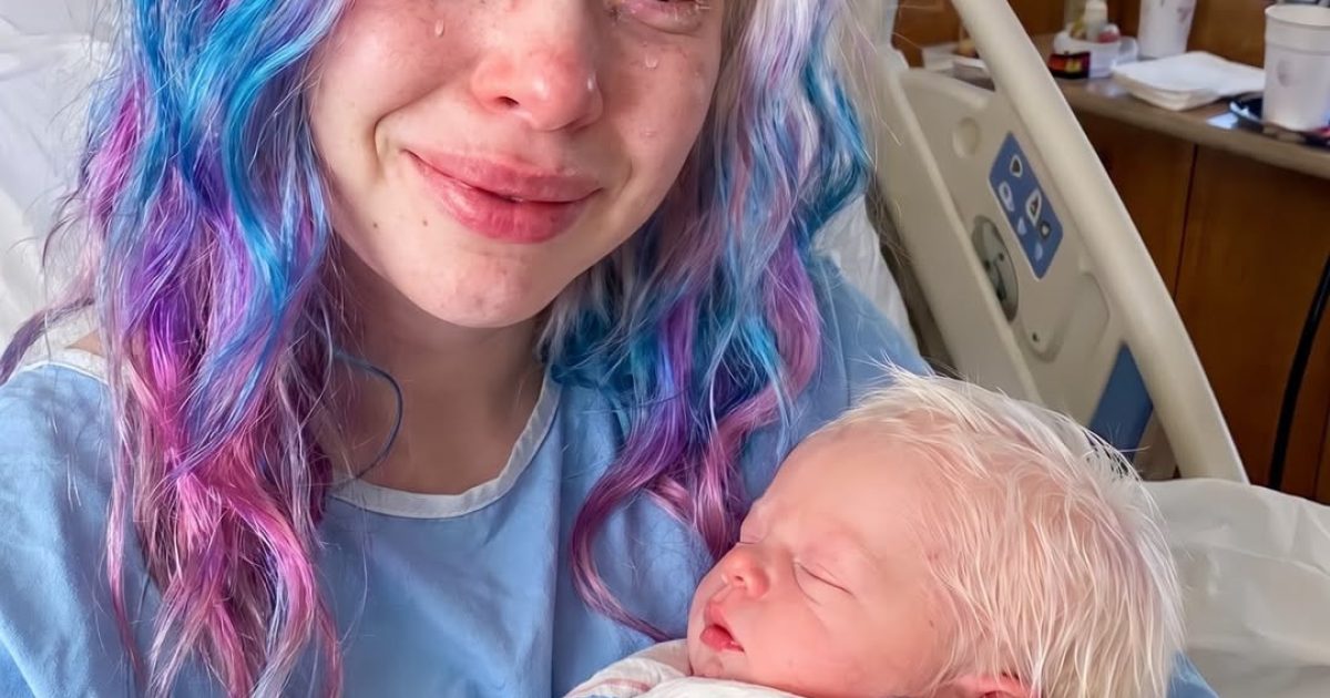 Abandonnée enceinte et sans argent : la belle-mère qui a tout changé en sonnant à sa porte en pyjama