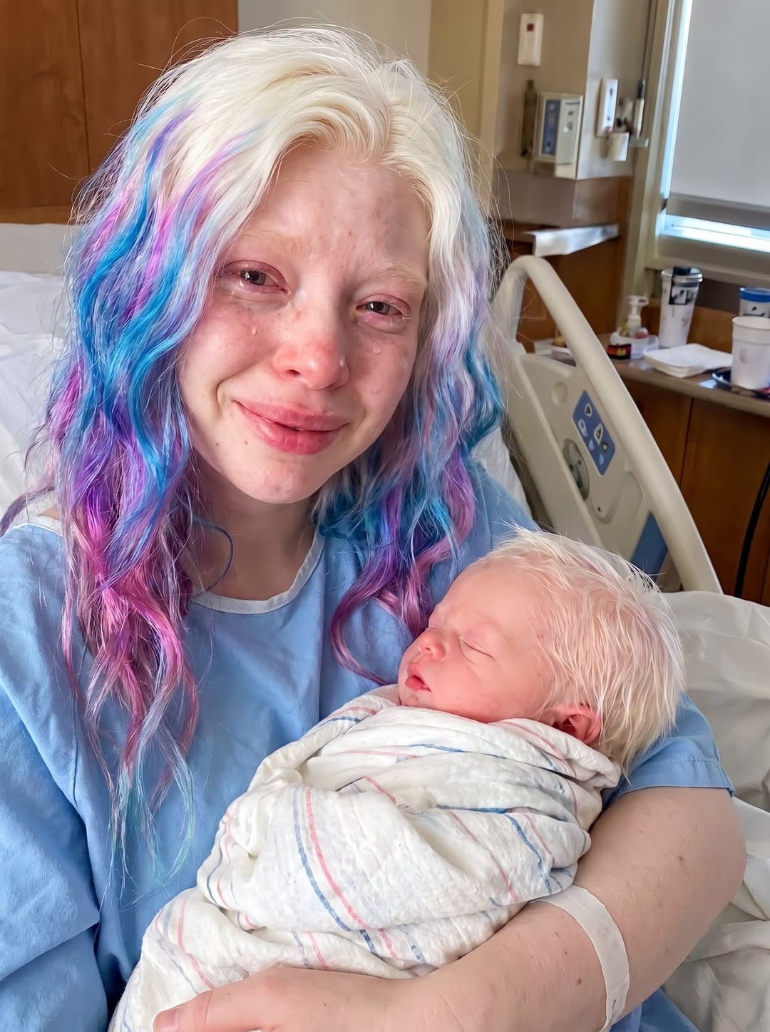 Abandonnée enceinte et sans argent : la belle-mère qui a tout changé en sonnant à sa porte en pyjama