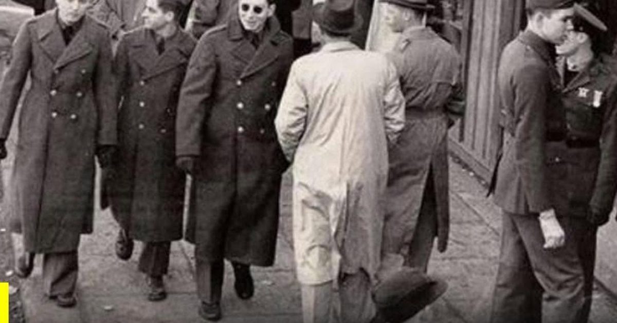 Cette photo de 1943 fait le buzz : un homme semble parler sur un smartphone avant leur invention