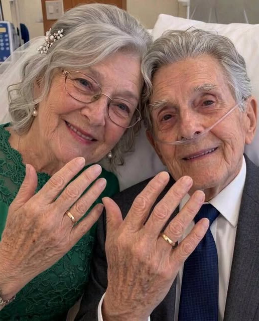 Elle retrouve son amour de jeunesse à l'hôpital 56 ans après : ce qu'il lui révèle change tout
