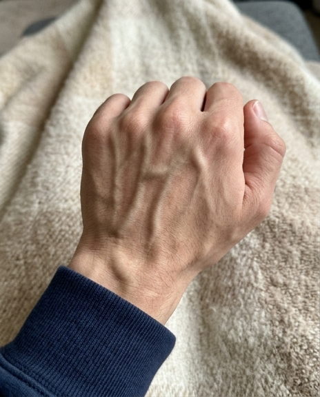 Veines apparentes sur les mains : les vraies explications et quand s'inquiéter
