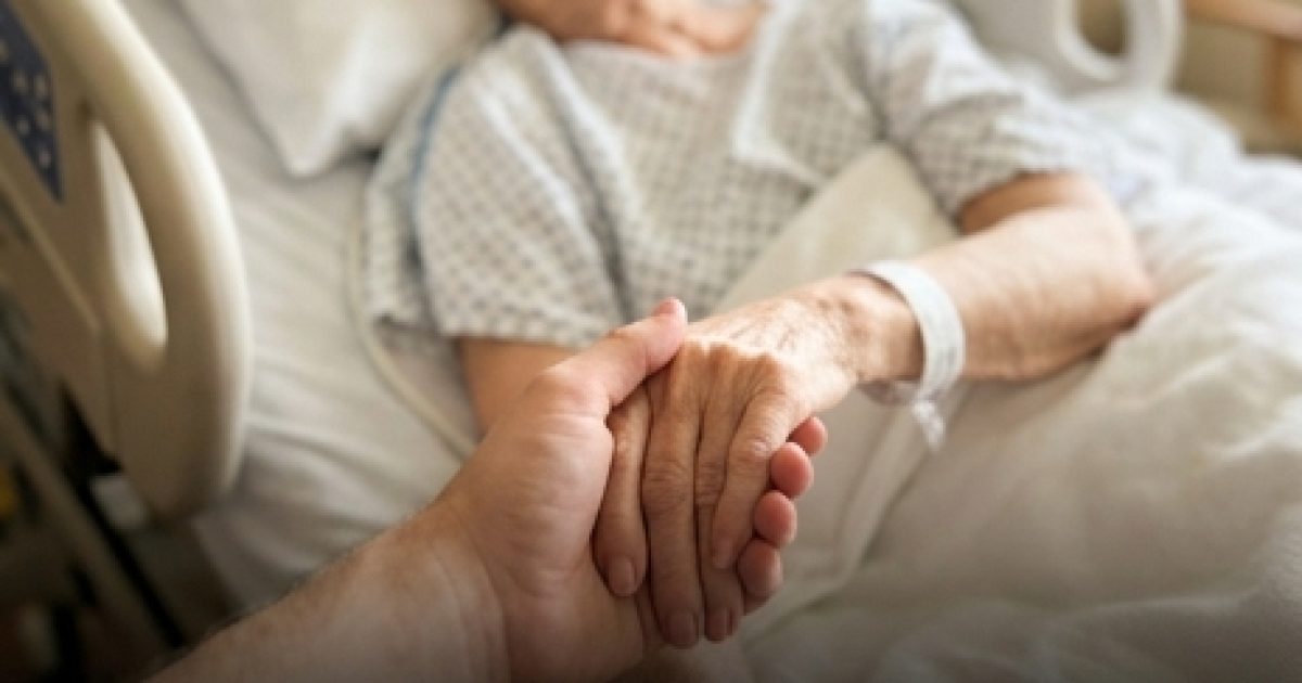 Fin de vie chez une personne âgée : 4 signes discrets à reconnaître pour mieux l'accompagner