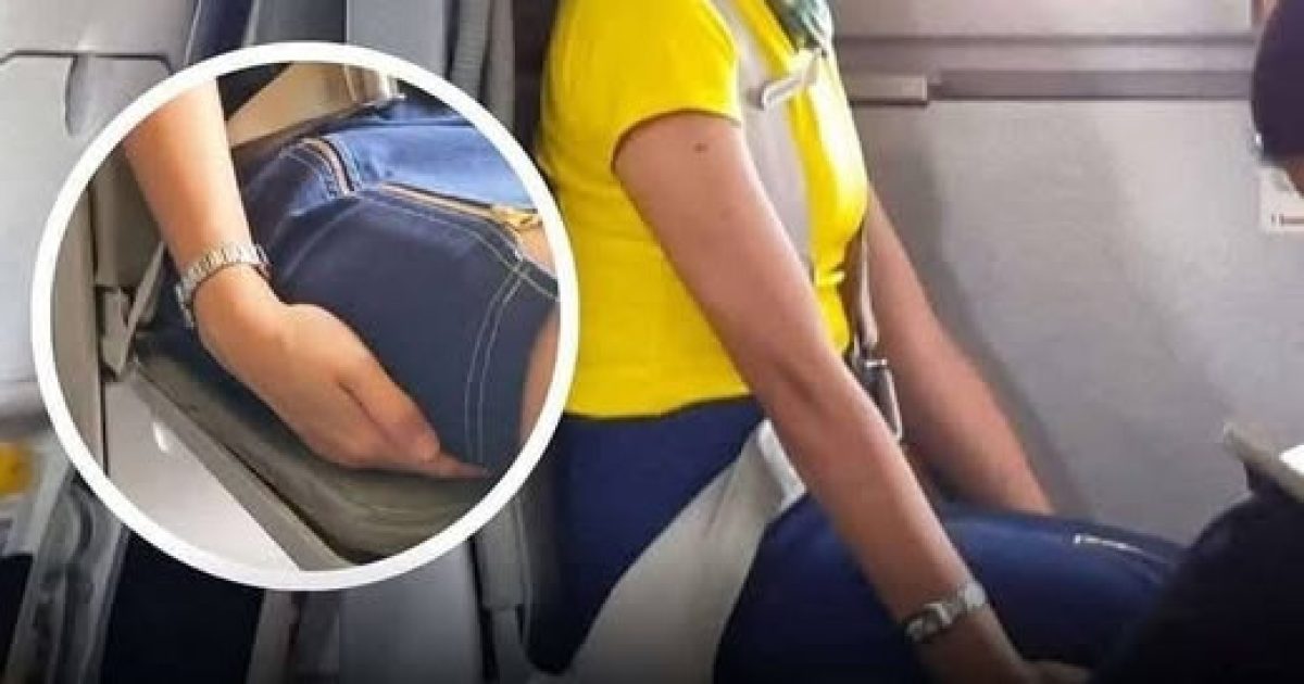 Pourquoi les hôtesses de l'air glissent leurs mains sous leurs cuisses au décollage : la vraie explication