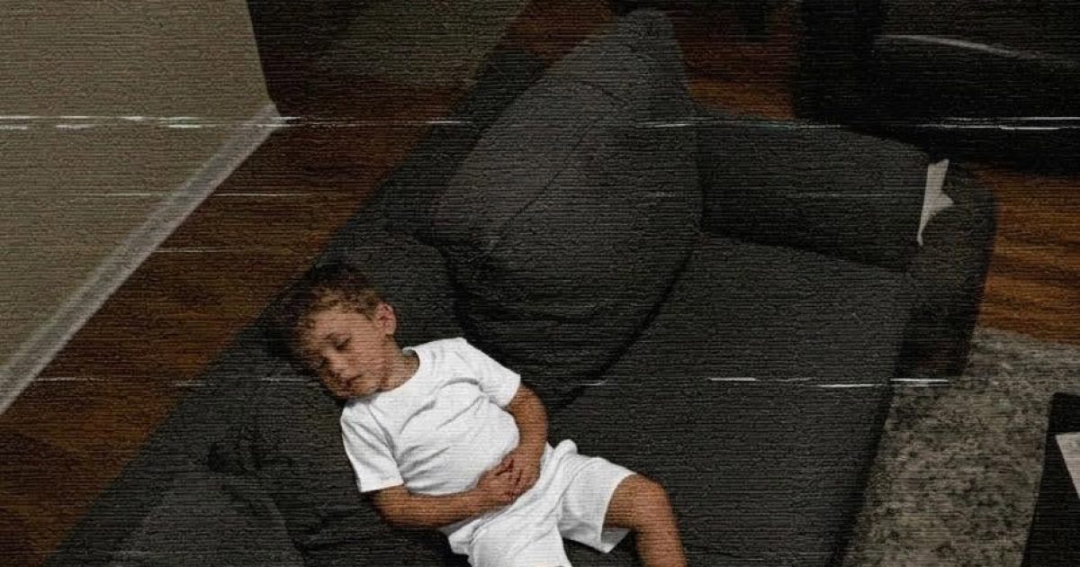 Elle rentre en avance à la maison et son fils lui dit de ne pas ouvrir sa chambre