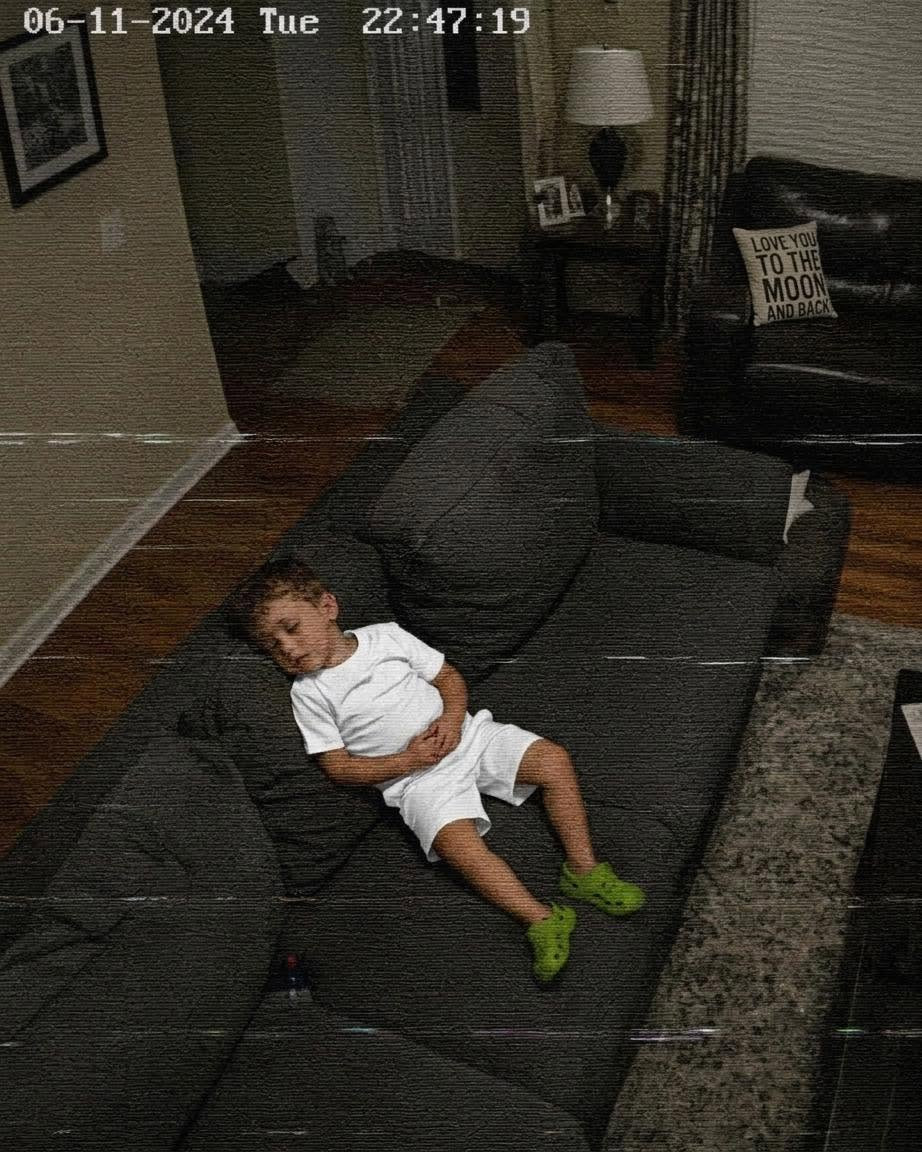 Elle rentre en avance à la maison et son fils lui dit de ne pas ouvrir sa chambre