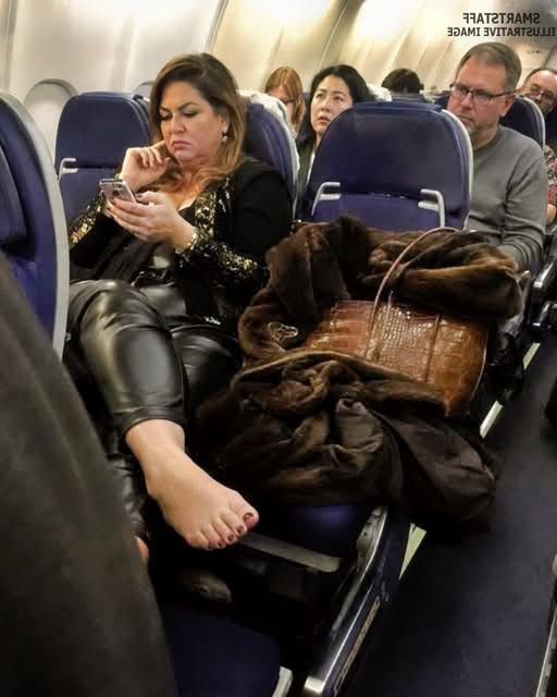Sa fille de 10 ans démasque une passagère malhonnête en plein vol : une leçon qui a figé toute la cabine