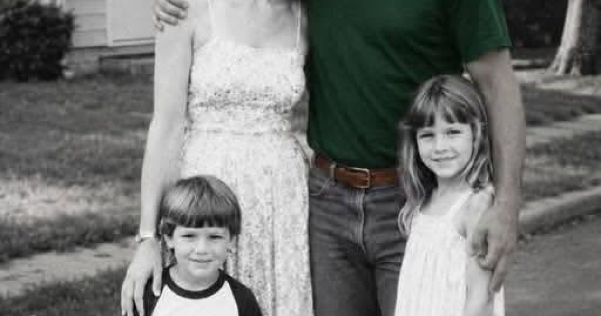 Il retrouve une boîte cachée sous le lit de sa fille : la lettre à l'intérieur change tout ce qu'il croyait savoir