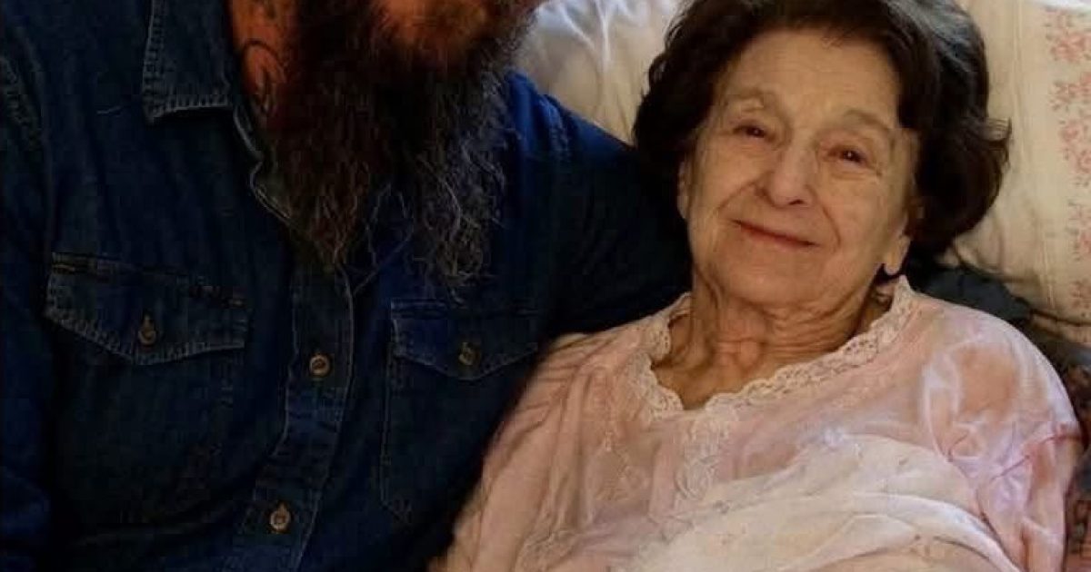 Elle veut chasser l'homme qui s'occupe de sa mère, jusqu'à ce qu'il lui révèle son secret