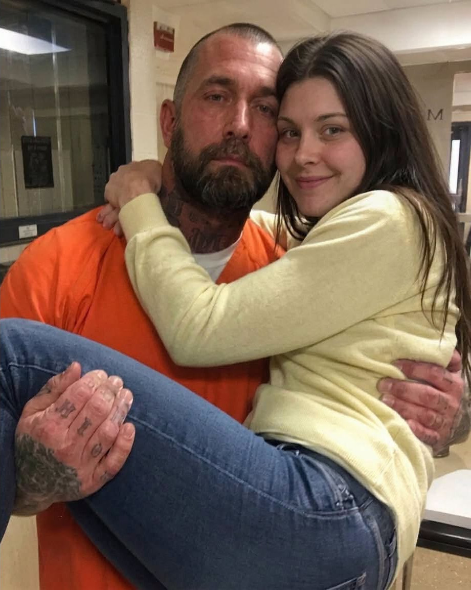 Elle a épousé un inconnu en prison pour payer son loyer : ce qui s'est passé ensuite a tout transformé