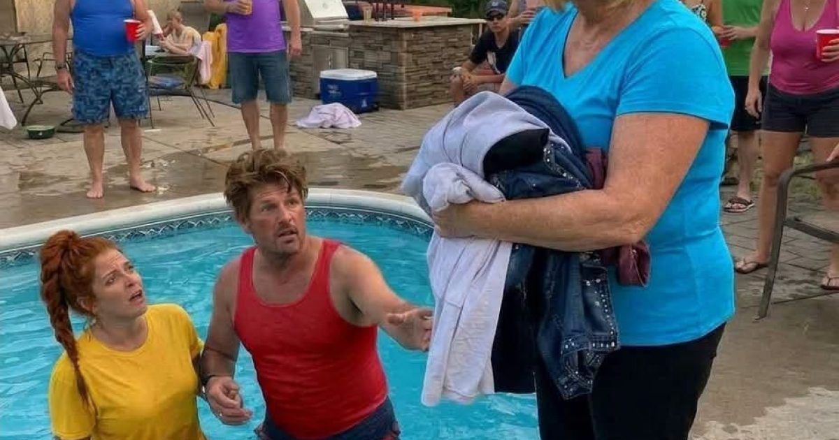 Elle surprend son mari dans la piscine avec sa voisine : sa vengeance silencieuse fait le tour du quartier