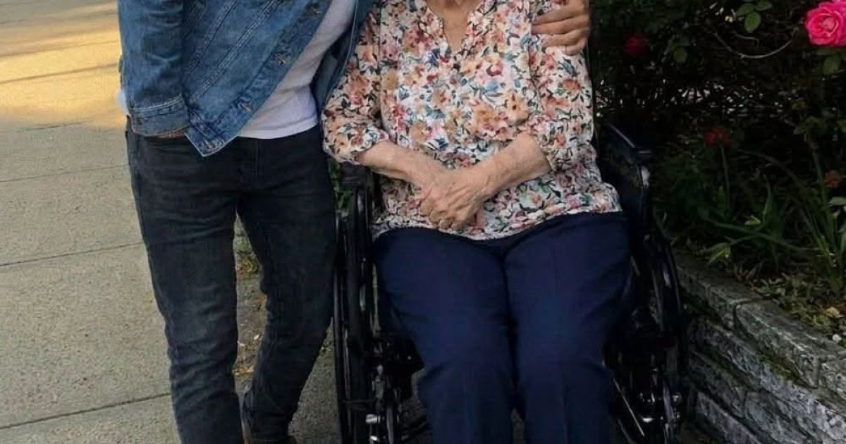 Il a grandi sans famille ni repères : cette voisine de 85 ans va bouleverser son existence