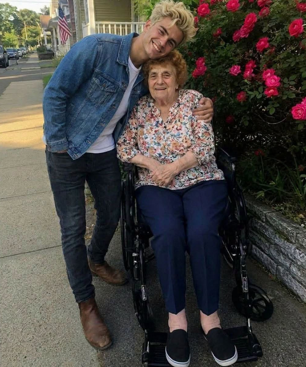 Il a grandi sans famille ni repères : cette voisine de 85 ans va bouleverser son existence