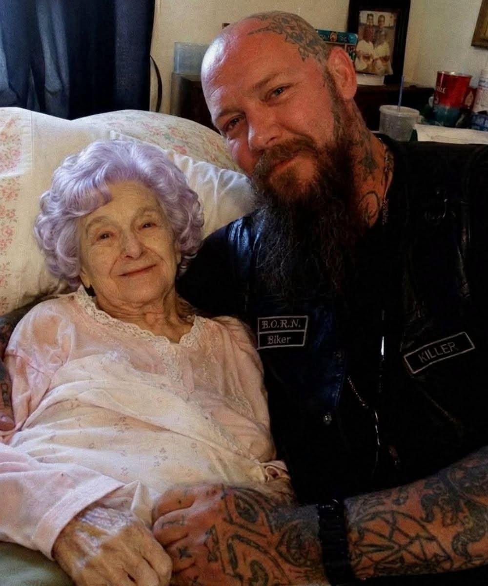 Elle arrive en urgence et découvre un inconnu aux tatouages s'occuper de sa mère — la vérité va tout changer