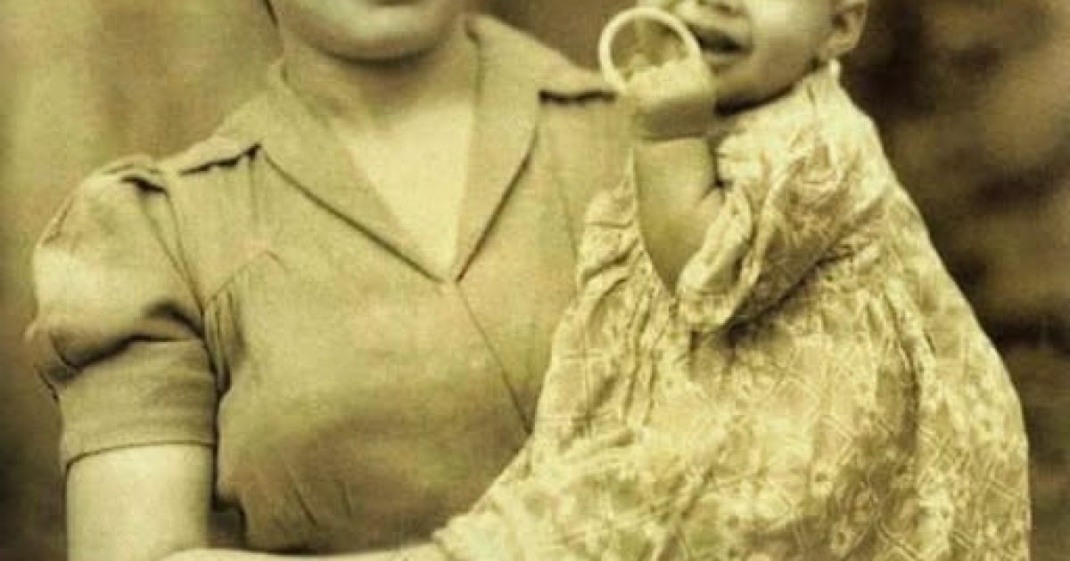 La photo de Freddie Mercury bébé avec sa maman : une image ordinaire, un destin légendaire