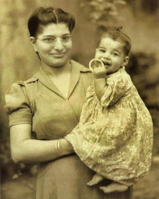 La photo de Freddie Mercury bébé avec sa maman : une image ordinaire, un destin légendaire