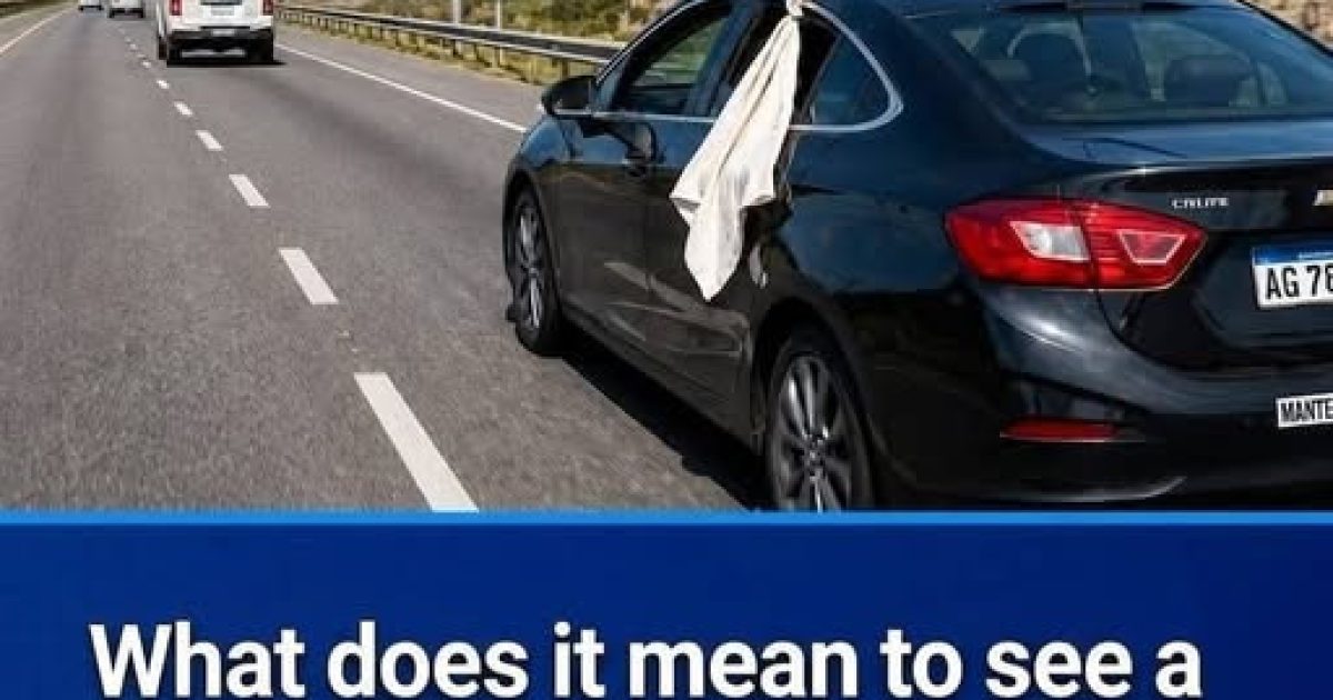 Chiffon blanc sur une vitre de voiture : que signifie vraiment ce signal discret ?