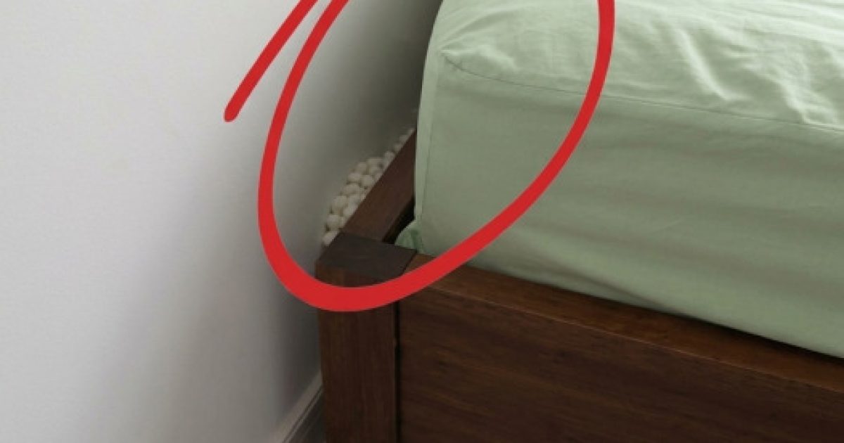 Petites boules blanches derrière le lit : œufs de lézard ou autre chose ? Voici comment savoir
