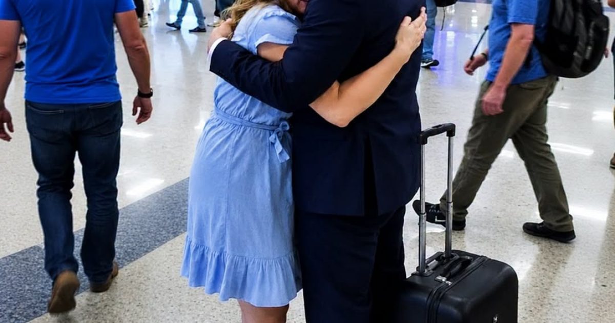 Elle sait que son mari la trahit quand elle l'embrasse une dernière fois à l'aéroport — voici ce qu'elle fait