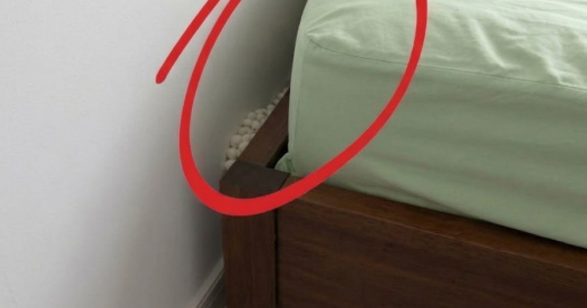 Elle découvre quelque chose d'étrange près de son lit le soir : la communauté l'aide à percer le mystère